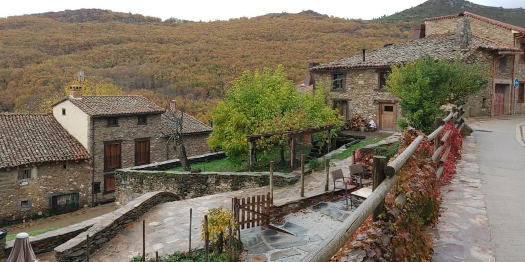 El pueblo a menos de una hora de Madrid en plena sierra y con menos de 100 habitantes ideal para una escapada: dónde está y cómo llegar