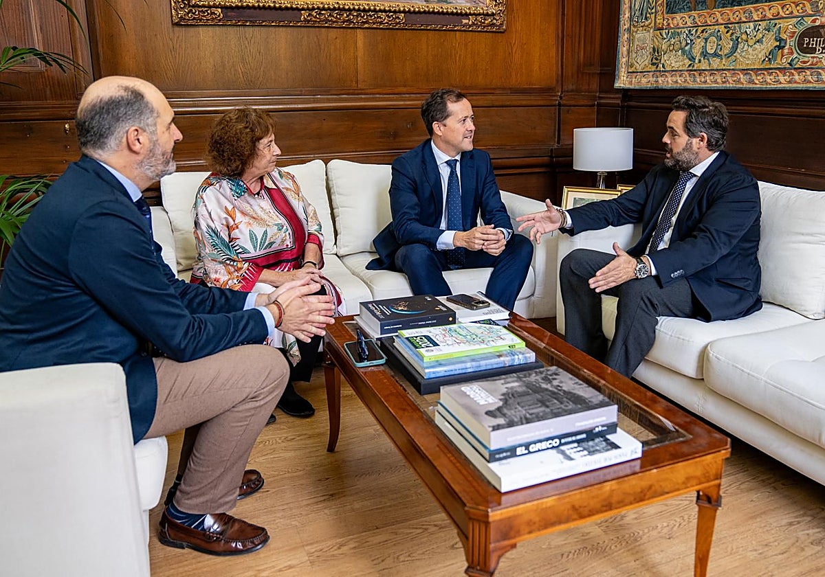 El presidente del PP de Castilla-La Mancha, Francisco Núñez, se ha reunido con el alcalde de Toledo, Carlos Velázquez, en el Ayuntamiento de Toledo