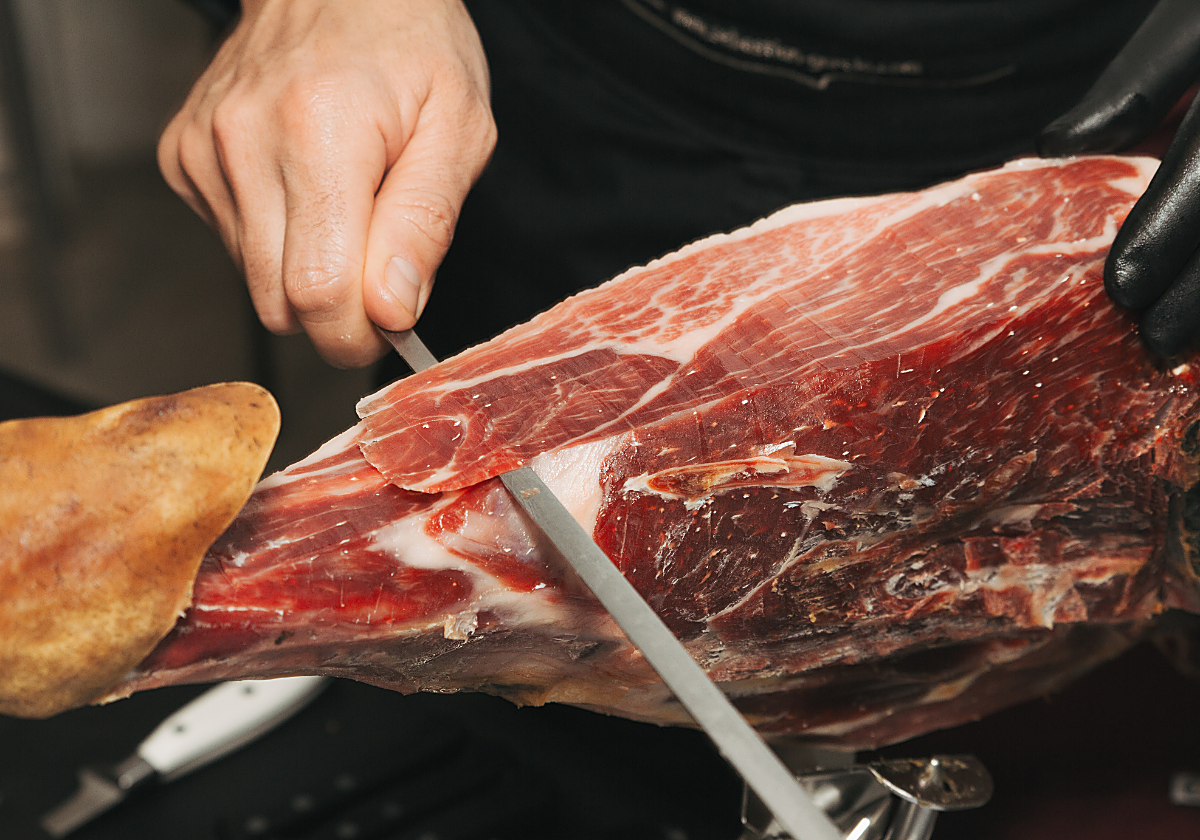 Cortador de jamón ibérico en el túnel de jamón