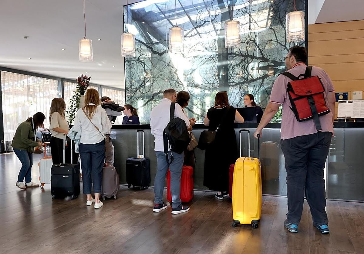 Turistas en un hotel de la capital