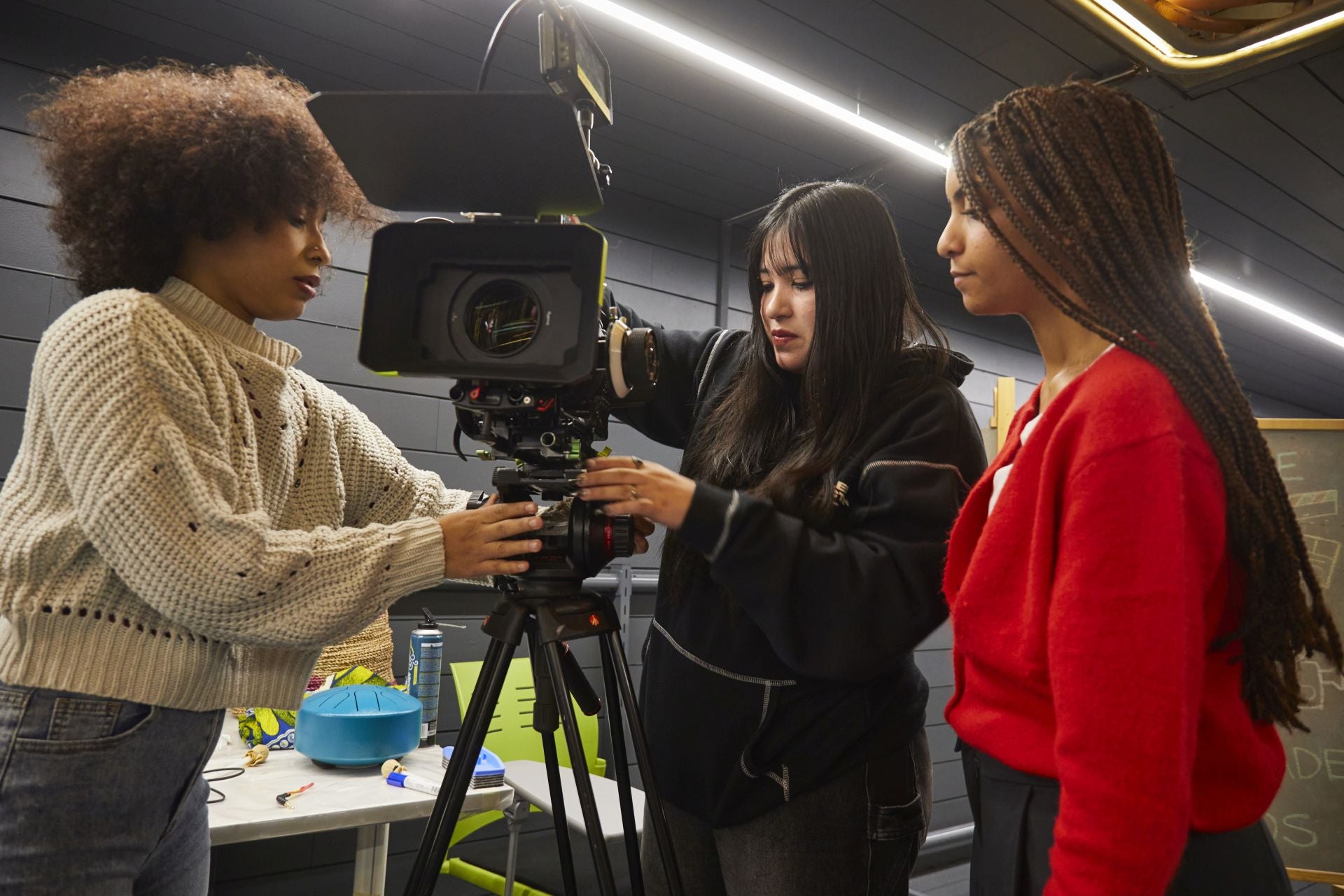 Varias alumnas de la Escuela Dentro Cine en la producción de un cortometraje, en Cineteca, Matadero