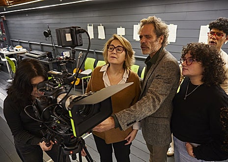 Imagen secundaria 1 - Varios alumnos de la Escuela Dentro Cine trabajan en la producción de un cortometraje, en Cineteca, Matadero. Junto a ellos, el cineasta y codirector, Pedro Sara, y la delegada de Cultura, Turismo y Deporte, Marta Rivera de la Cruz