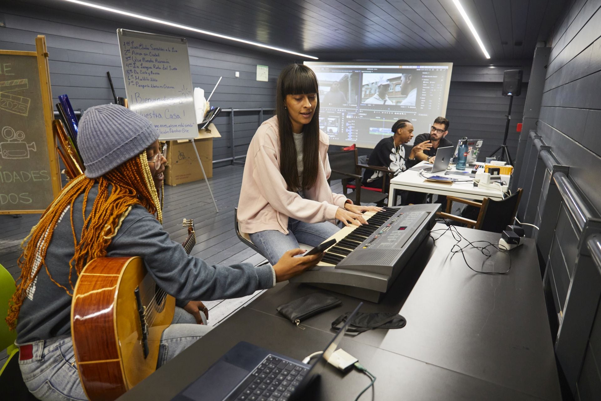 Varias alumnas de la Escuela Dentro Cine en la producción de un cortometraje, en Cineteca, Matadero, junto al equipo de sonido. En la imagen, a la izquierda, aparece Génesis Angomás (27 años)