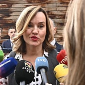 Imagen - La ministra ha hablado sobre actos del ministerio, de Moncloa y del PSOE de Aragón a las puertas de la escuela