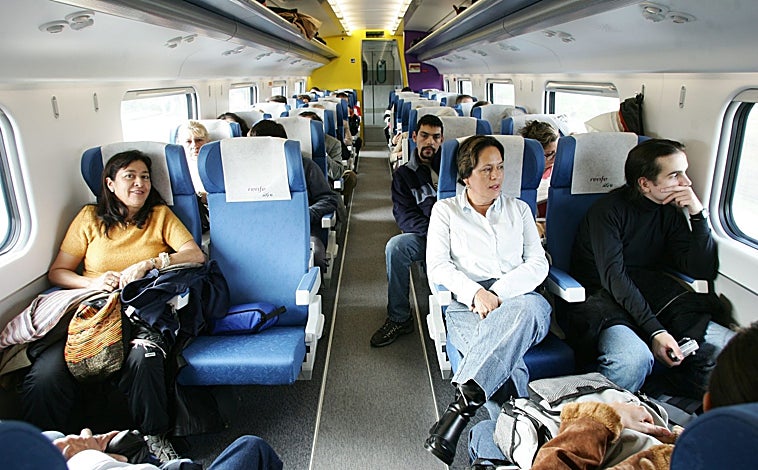 Imagen principal - Sobre estas líneas, viajeros y autoridades en aquel día histórico para la capital de Castilla-La Mancha 