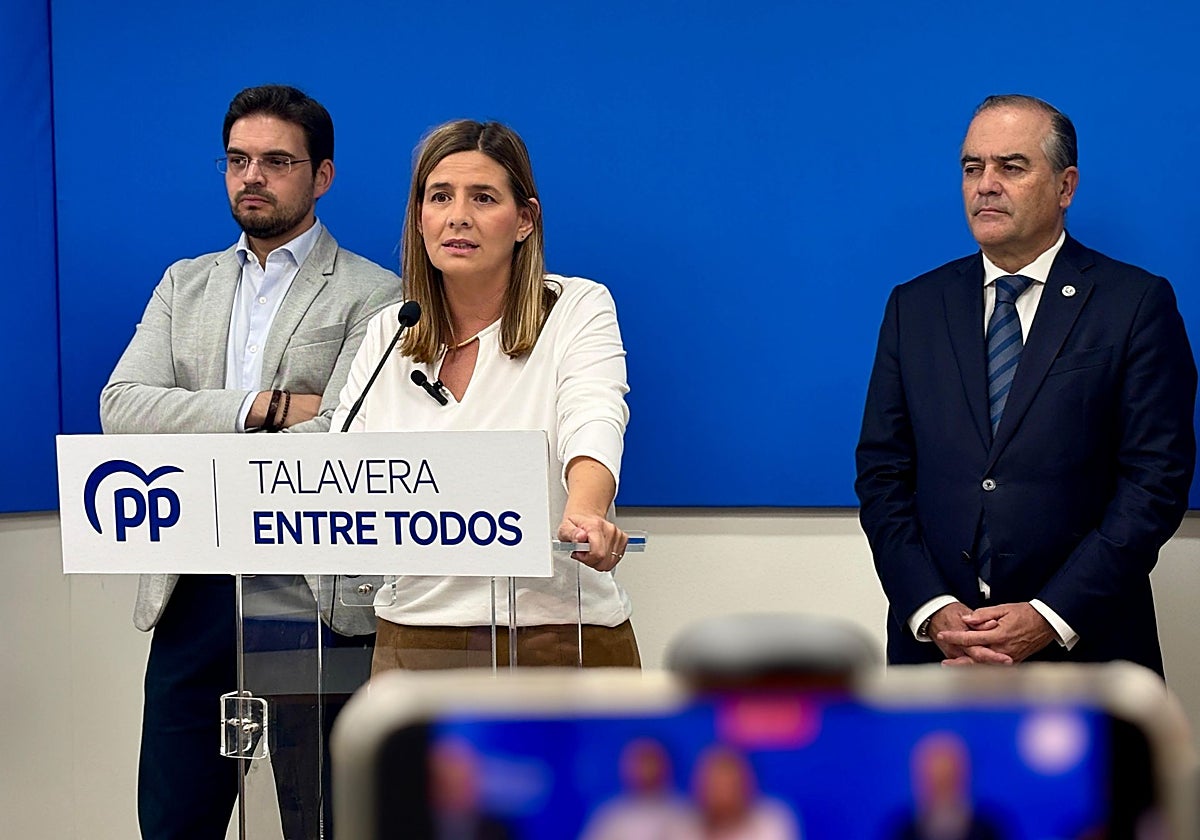 Carolina Agudo atiende a los medios de comunicación en Talavera de la Reina