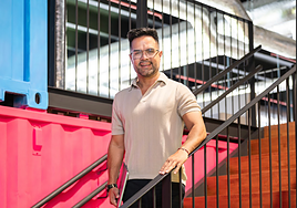 De dormir en la calle a crear el primer centro financiero que permite a migrantes abrir una cuenta solo con el pasaporte