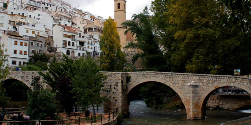El pueblo medieval de Castilla-La Mancha a orillas del río ideal para una escapada en fin de semana: una joya única con puente romano y casas cueva