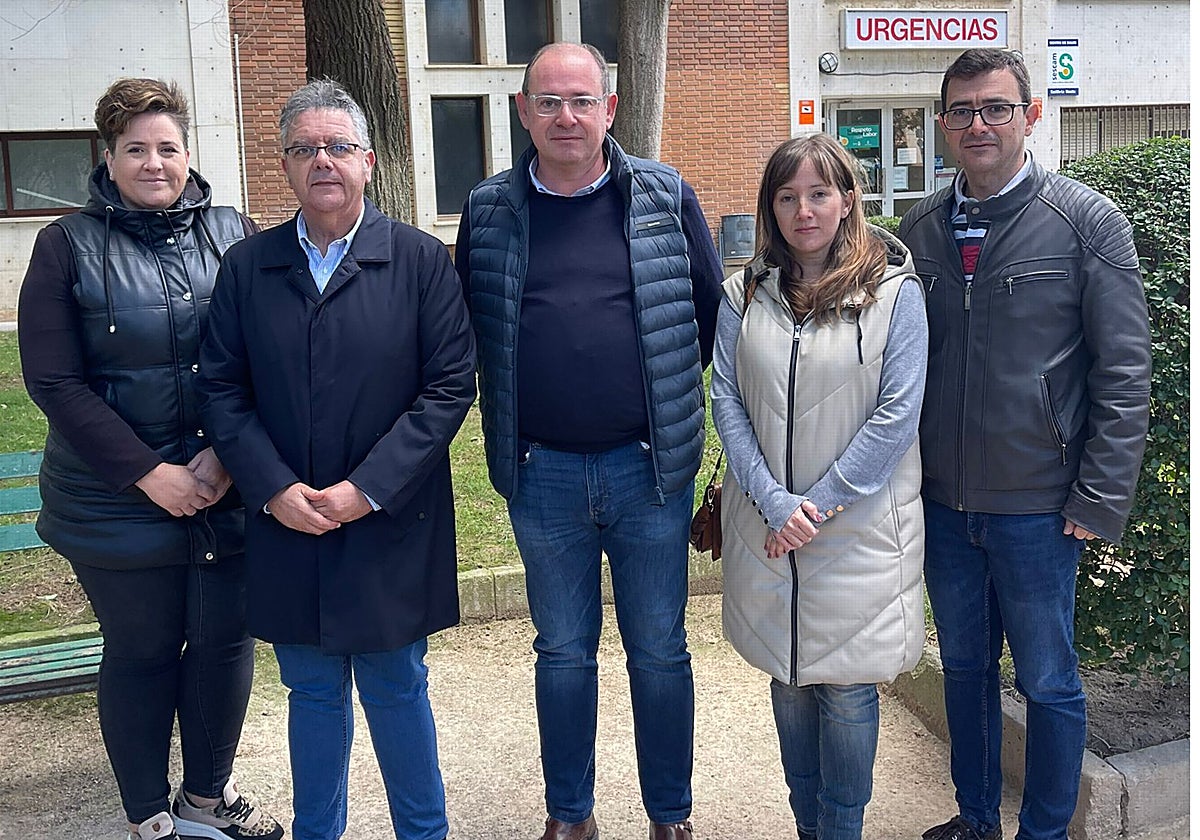 Juan Antonio Moreno, portavoz de Sanidad del Grupo Parlamentario, con Tania Andicorberry, y concejales de Almansa