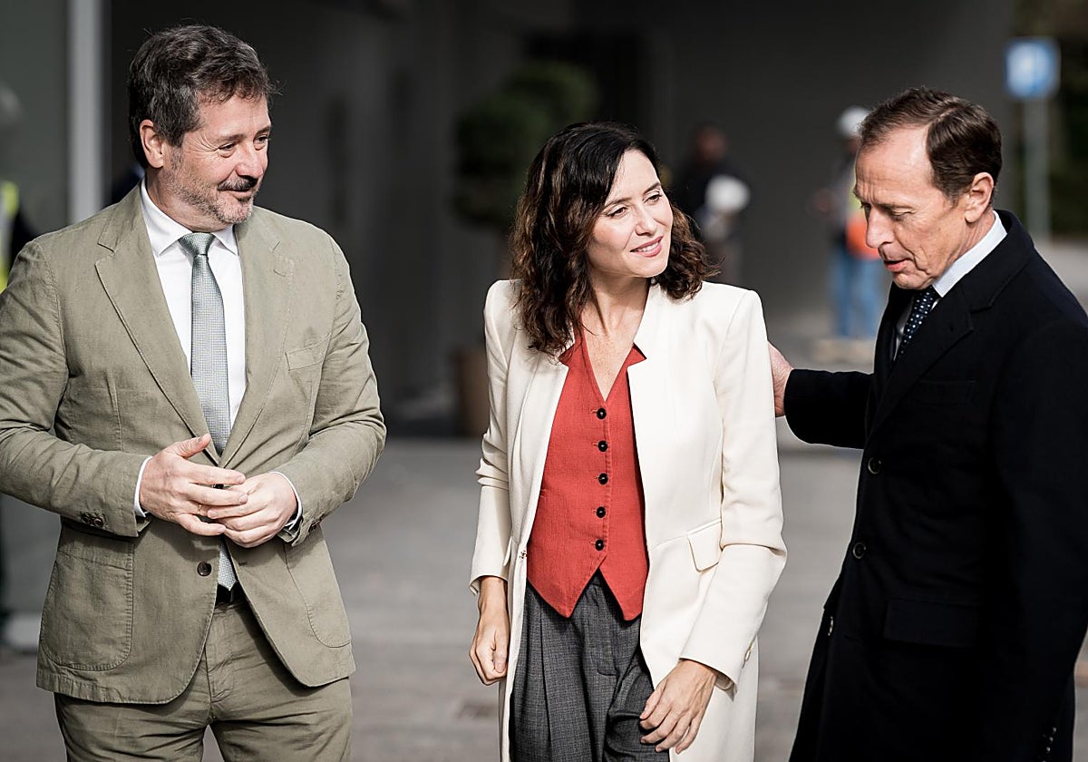 Isabel Díaz Ayuso, junto a Emilio Butragueño y el consejero Mariano de Paco (a la izda.)