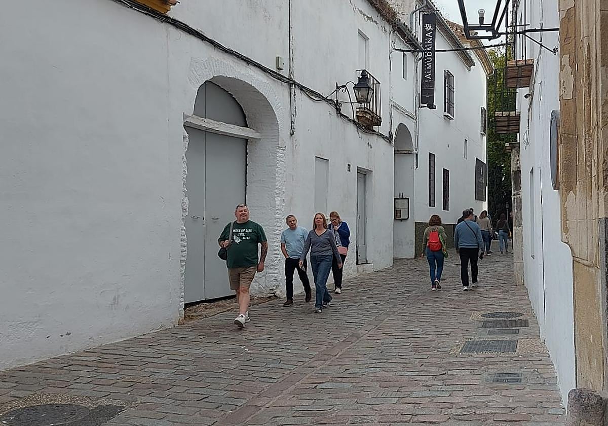 A la izquierda, el inmueble del número 13 de la calle Manríquez objeto de la reforma parcelaria
