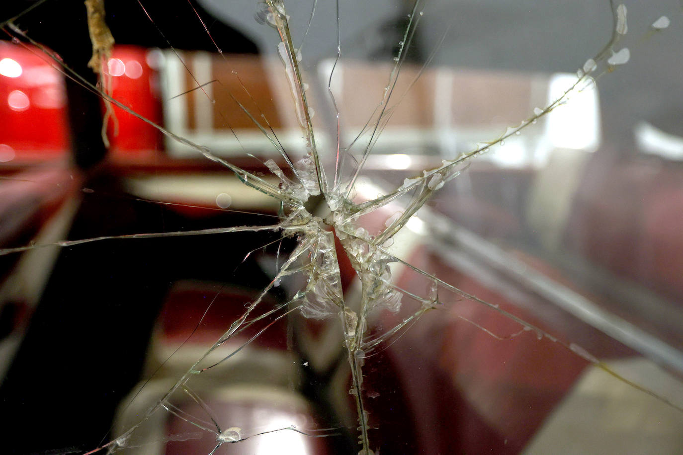 La exposición de coches clásicos en el Rectorado de la Universidad de Córdoba, en imágenes