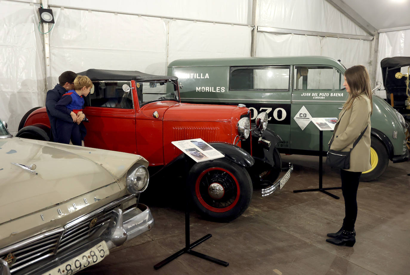 La exposición de coches clásicos en el Rectorado de la Universidad de Córdoba, en imágenes
