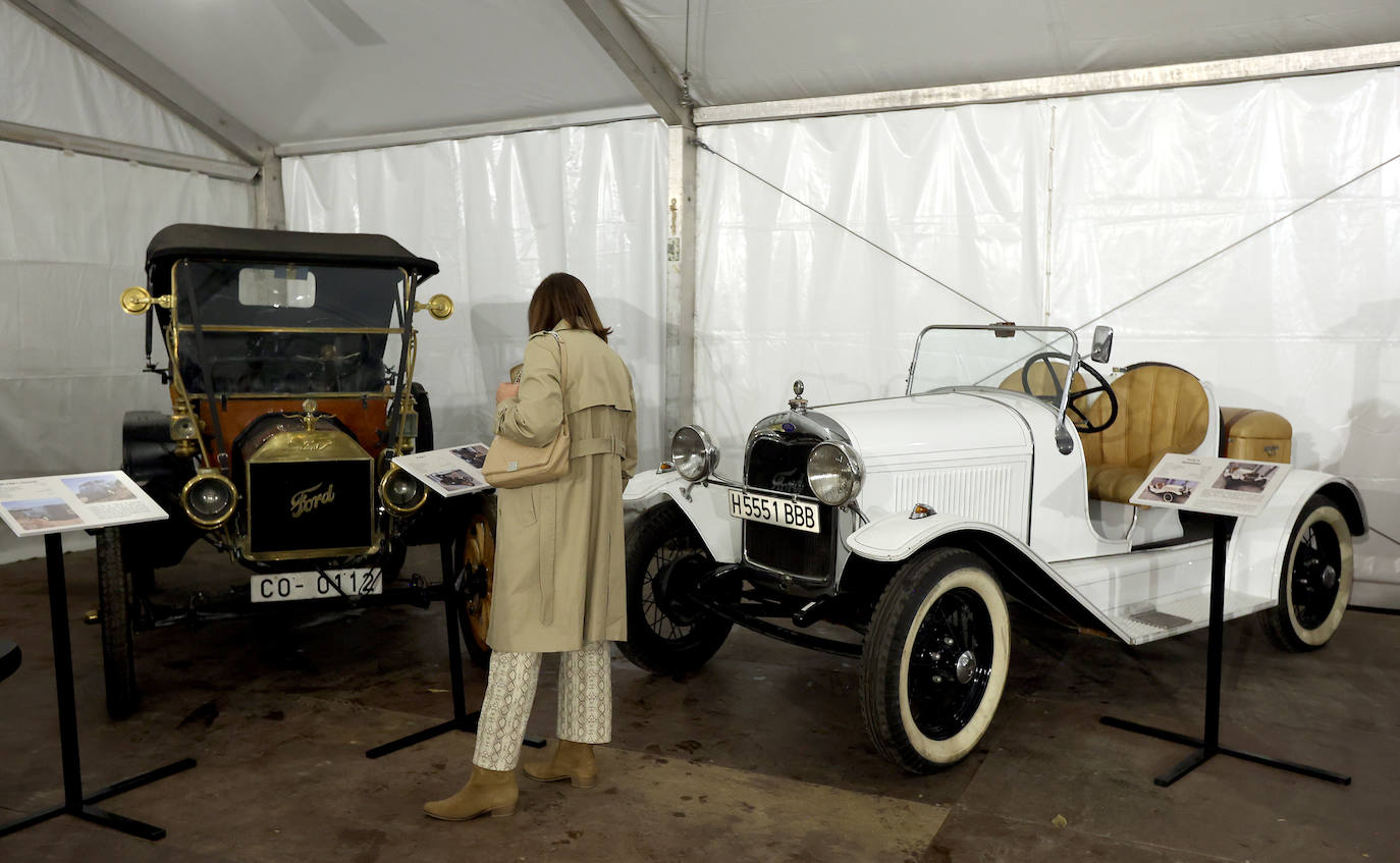 La exposición de coches clásicos en el Rectorado de la Universidad de Córdoba, en imágenes