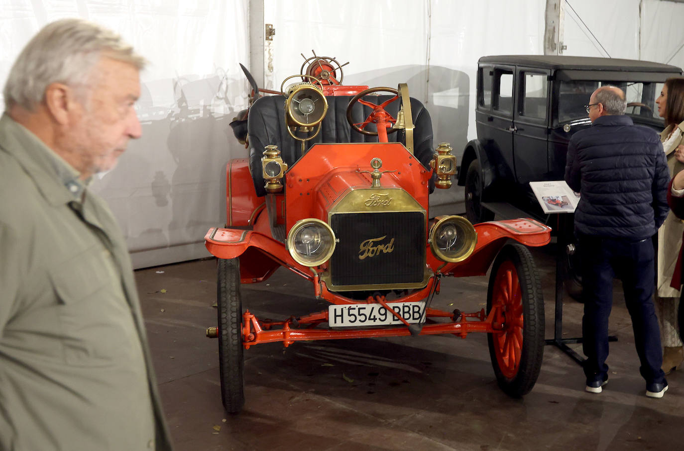 La exposición de coches clásicos en el Rectorado de la Universidad de Córdoba, en imágenes