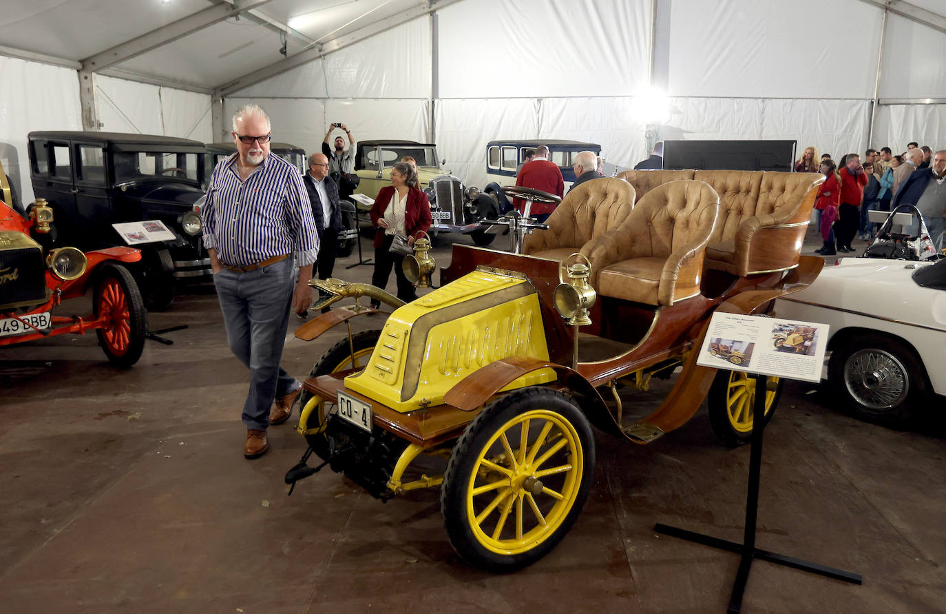 La exposición de coches clásicos en el Rectorado de la Universidad de Córdoba, en imágenes