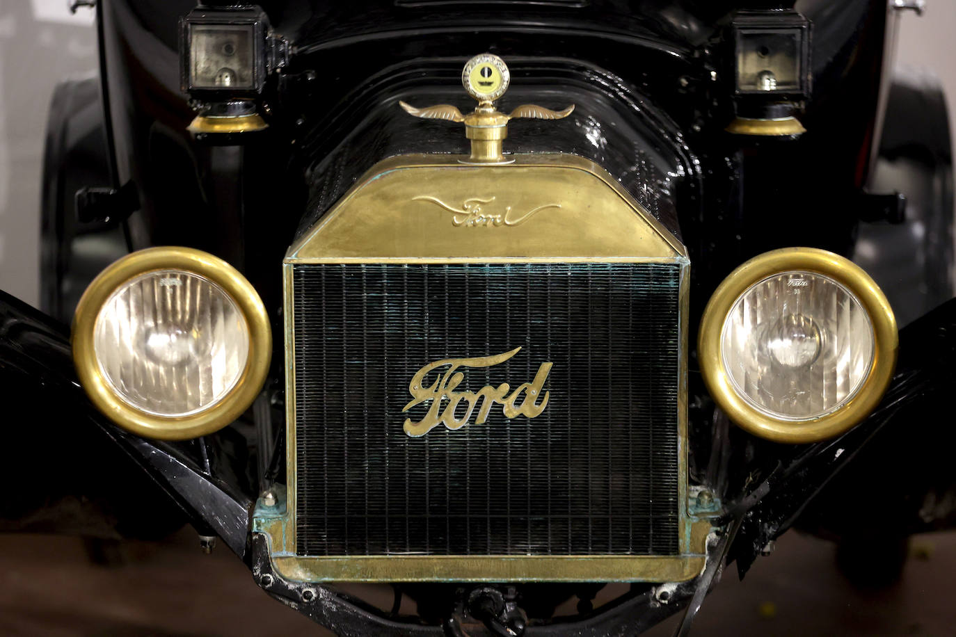 La exposición de coches clásicos en el Rectorado de la Universidad de Córdoba, en imágenes