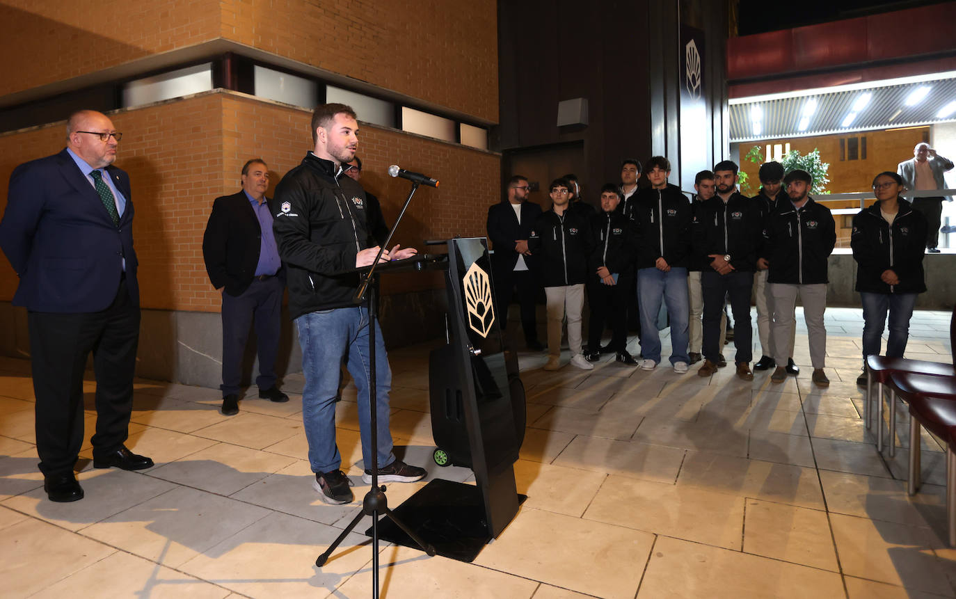 La exposición de coches clásicos en el Rectorado de la Universidad de Córdoba, en imágenes