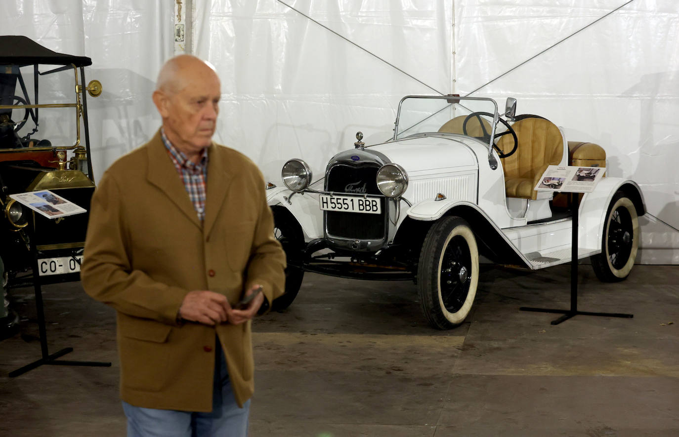 La exposición de coches clásicos en el Rectorado de la Universidad de Córdoba, en imágenes