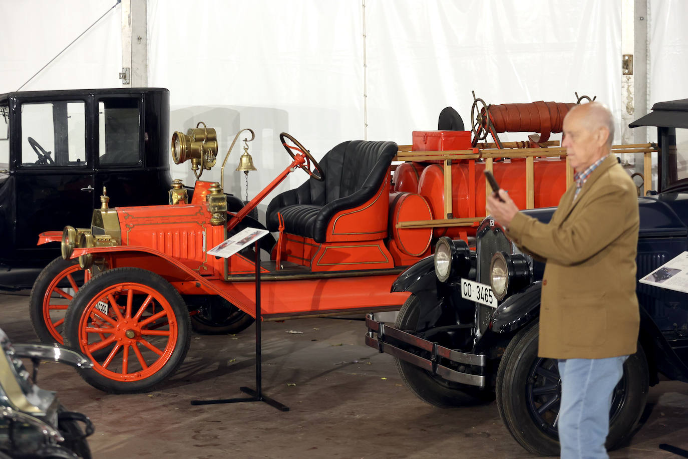 La exposición de coches clásicos en el Rectorado de la Universidad de Córdoba, en imágenes