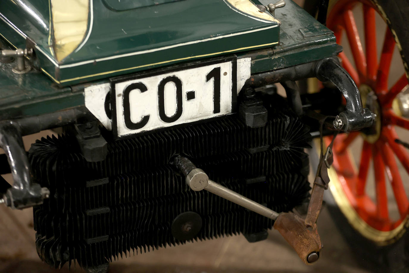 La exposición de coches clásicos en el Rectorado de la Universidad de Córdoba, en imágenes