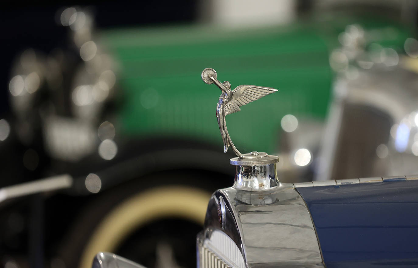 La exposición de coches clásicos en el Rectorado de la Universidad de Córdoba, en imágenes