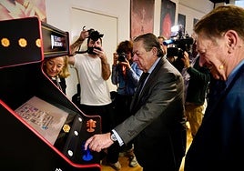 Los Jaume I instalan máquinas recreativas retro para visibilizar «40 años de retraso» en inversión en investigación