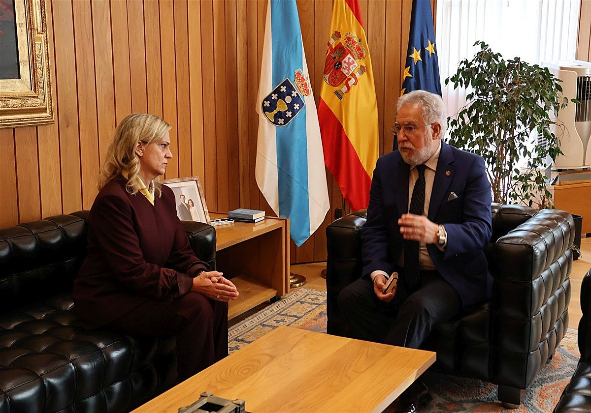 La Valedora, este viernes, junto al presidente del Parlamento gallego