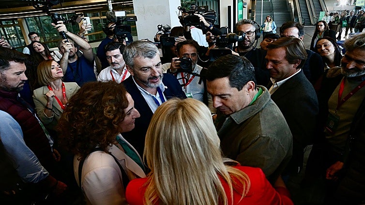 Juanma Moreno bromea al saludar a los líderes regionales de CCOO y UGT: «¿Se ha desconvocado la manifestación?»