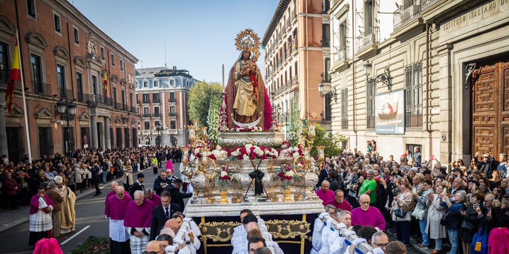 Figuras políticas, dulces y bailes castizos para celebrar el día de la Virgen de la Almudena