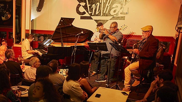 Últimas noches en el Café Central: «El cierre es un golpe bajo»