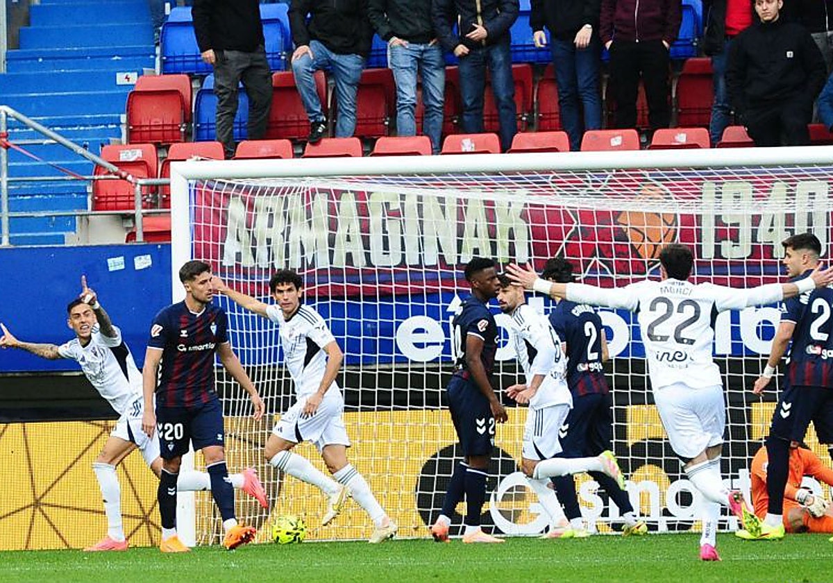 El partido, que empezó bien para el Albacete, estuvo marcado por las decisiones arbitrales