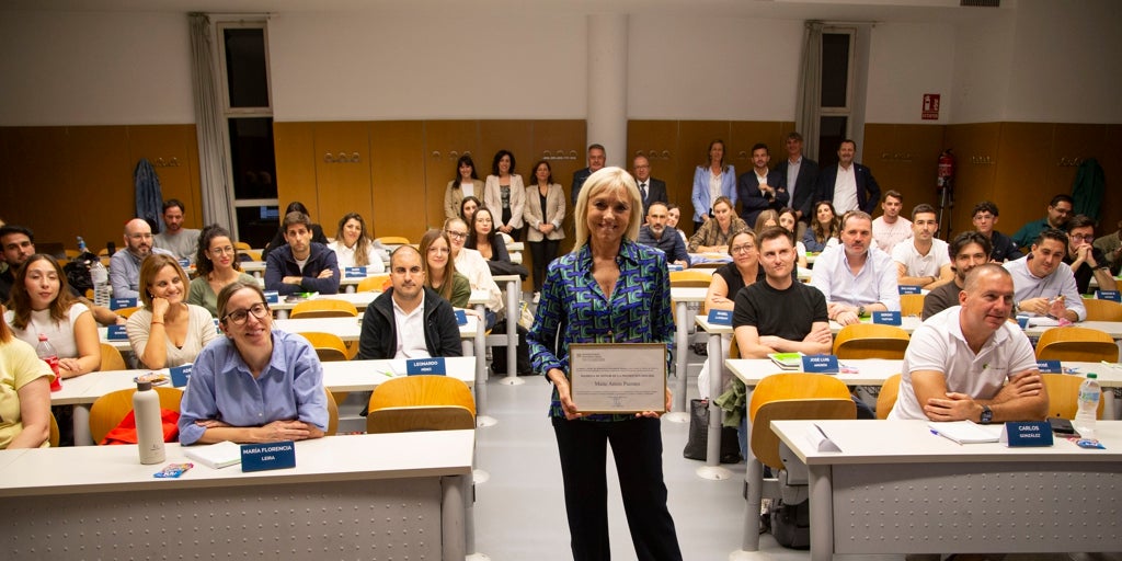 Maite Antón, presidenta de AEFA, amadrina la XX edición de los másteres en Dirección de Empresas y Recursos Humanos de la UA
