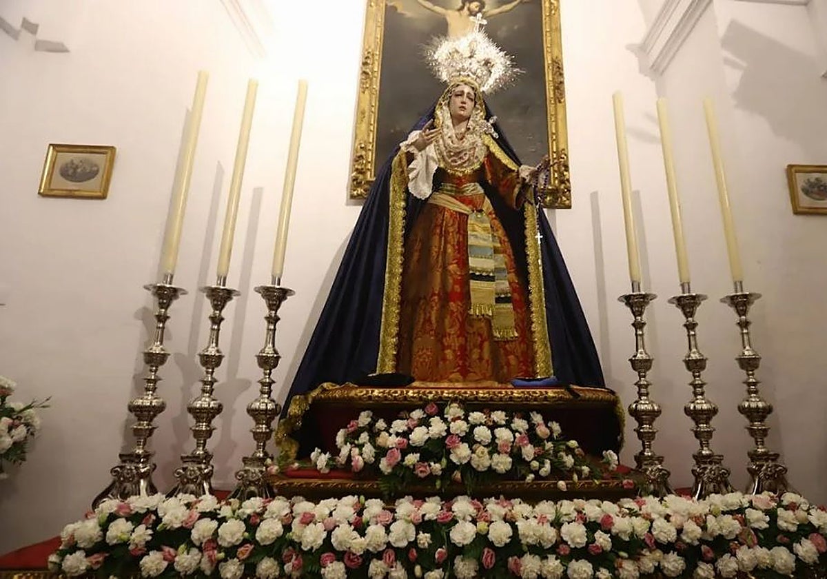 Boinas de los integrantes de la Brigada Guzmán el Bueno a los pies de María Santísima de la Quinta Angustia, en la misa de despedida en 2021