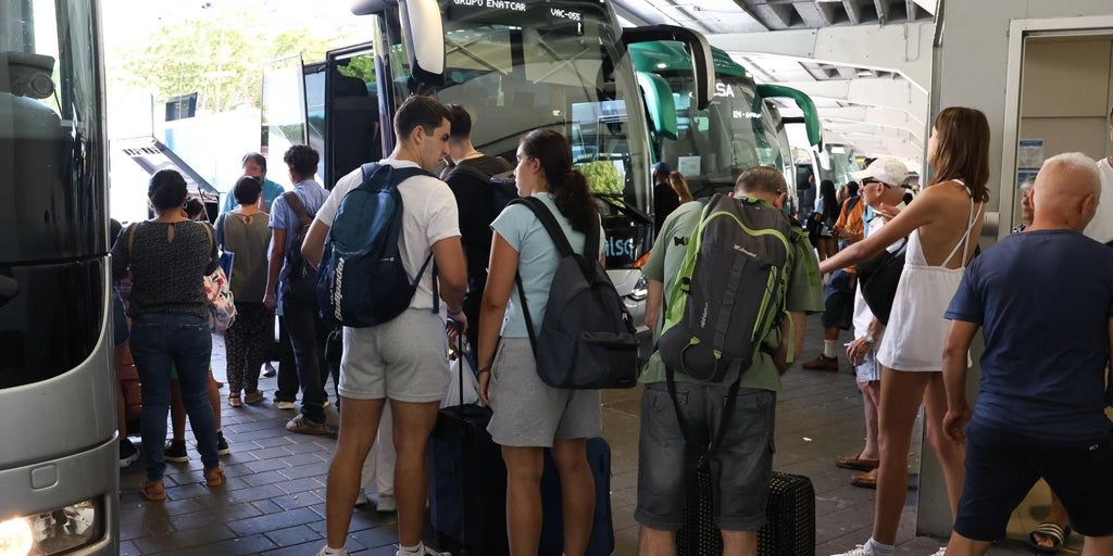 Transportes licita la línea de autobús Madrid-Toledo-Badajoz y otras 5 más con parada en capitales de Castilla-La Mancha