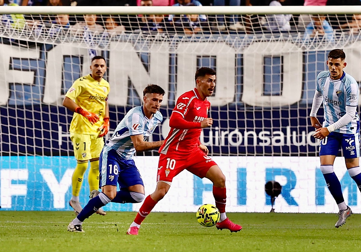 Jacobo realiza una conducción durante el partido ante el Málaga