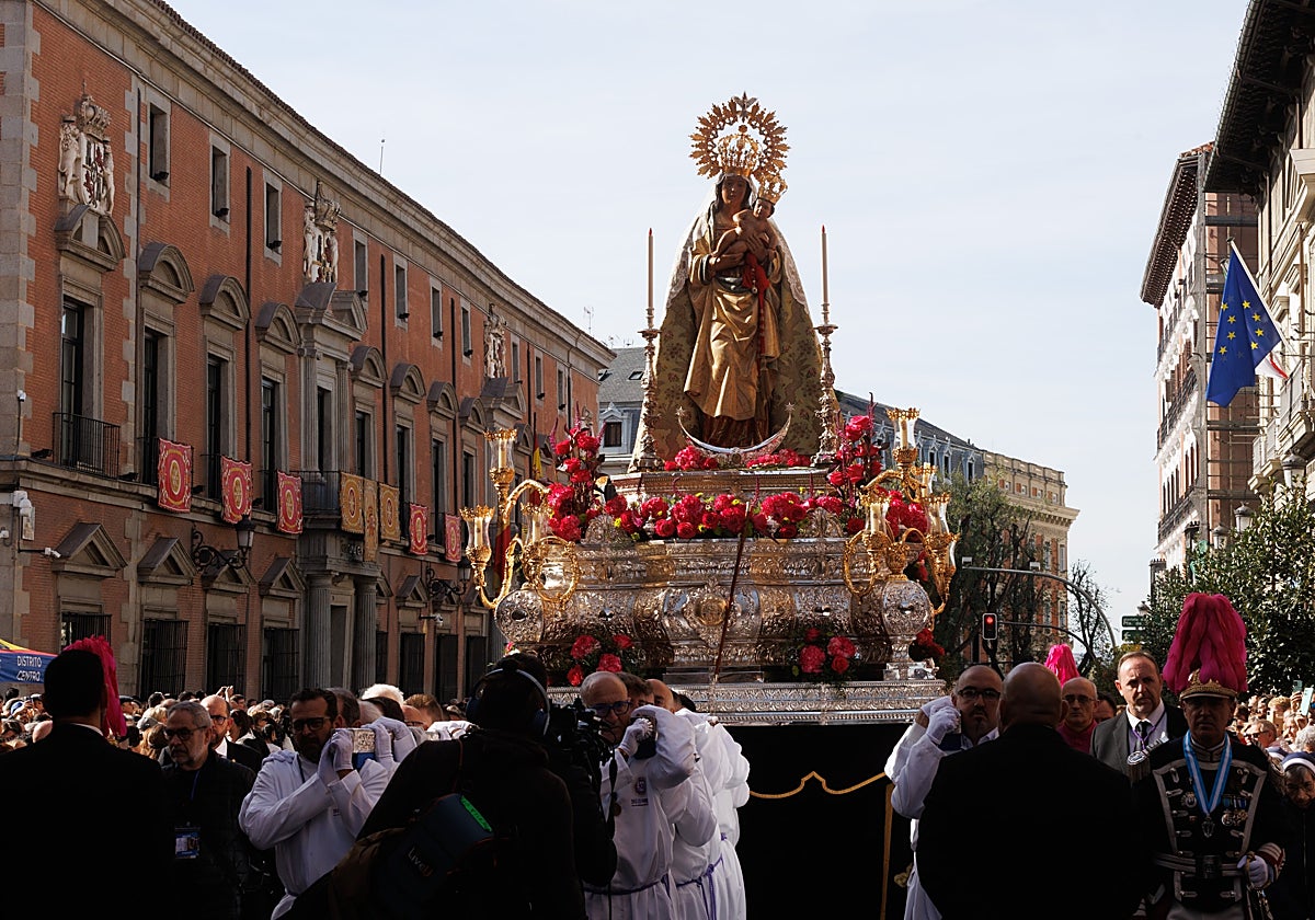 La procesión, esta mañana, de la Virgen de la Almudena por el centro de Madrid