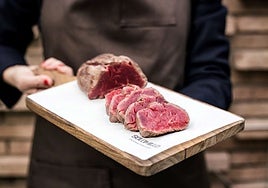 En restaurante Solomillo las carnes van al peso mientras La Barra es el informal rincón de una charcutería de lujo