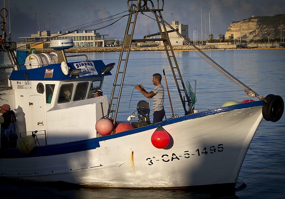 Un barco en el puerto de Barbate