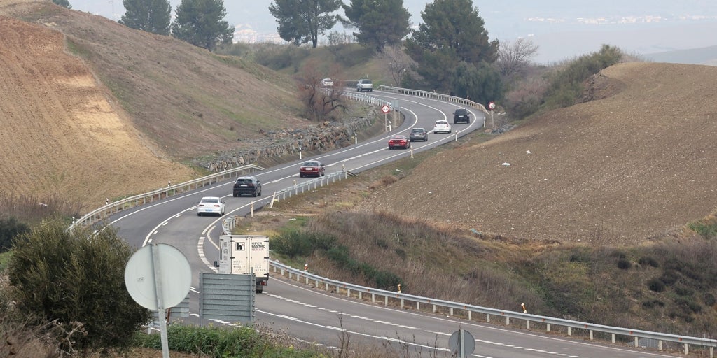 Hallan un coche volcado y abandonado en la cuneta entre Villanueva de Córdoba y Pozoblanco