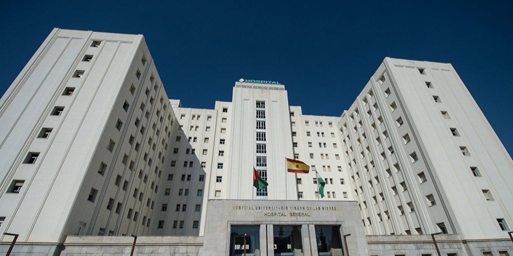 Trasladan al hospital a cuatro heridos tras colisionar su vehículo con otro estacionado en Granada