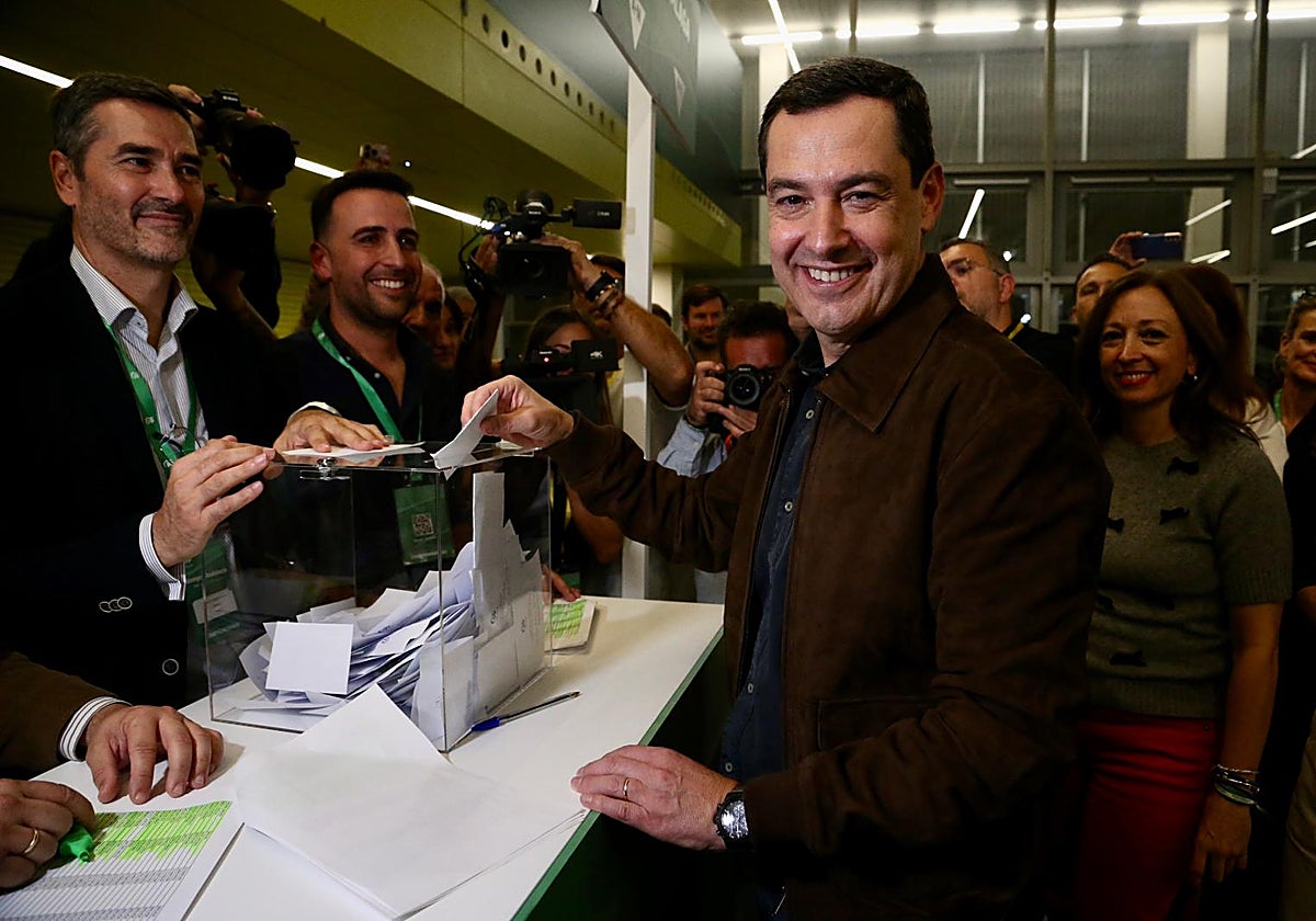 Juanna Moreno votando en el congreso del PP-A