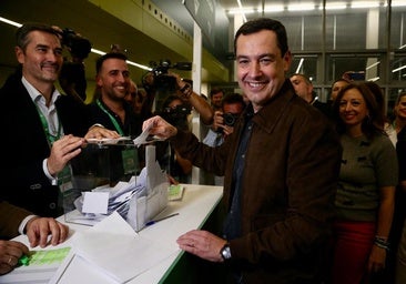 Juanna Moreno votando en el congreso del PP-A