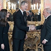 Los Reyes de España saludan a Santiago Muñoz Machado, que será el presidente ejecutivo de la nueva fundación andaluza