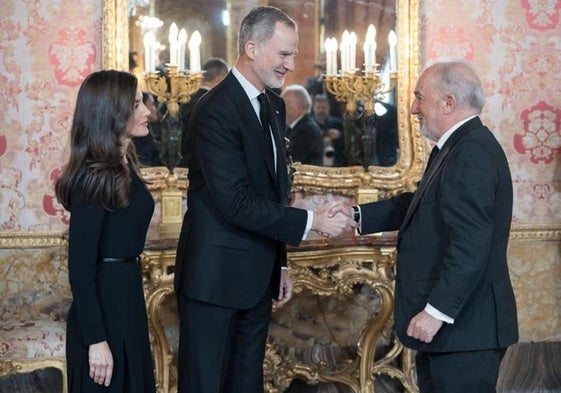 Los Reyes de España saludan a Santiago Muñoz Machado, que será el presidente ejecutivo de la nueva fundación andaluza