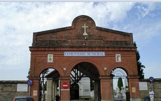 Puerta principal del cementerio de Talavera de la Reina. En el costado opuesto a esta fachada, se habilitó un patio destinado a los “no católicos”. Foto Rafael del Cerro