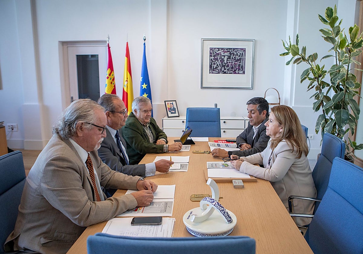 El consejero de Hacienda, Administraciones Públicas y Transformación Digital, Juan Alfonso Ruiz Molina, se ha reunido en la sede de la Consejería, con el secretario general de CC.OO. Castilla-La Mancha, Javier Ortega