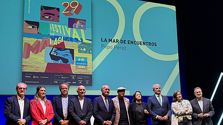 Representantes institucionales, patrocinadores, responsables del Festival de Málaga y el autor posan con el cartel a sus espaldas