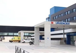 Muere un hombre tras caerse de espaldas desde un muro en el exterior de Urgencias de un hospital en Ibiza