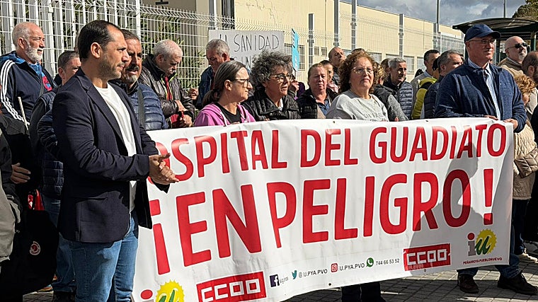 Sebastián Pérez, primero por la izquierda, en una pancarta situada al lado de la del PSOE ese día en Peñarroya